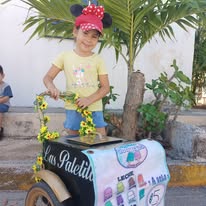 Niña con carrito de Paletitas Coquetas